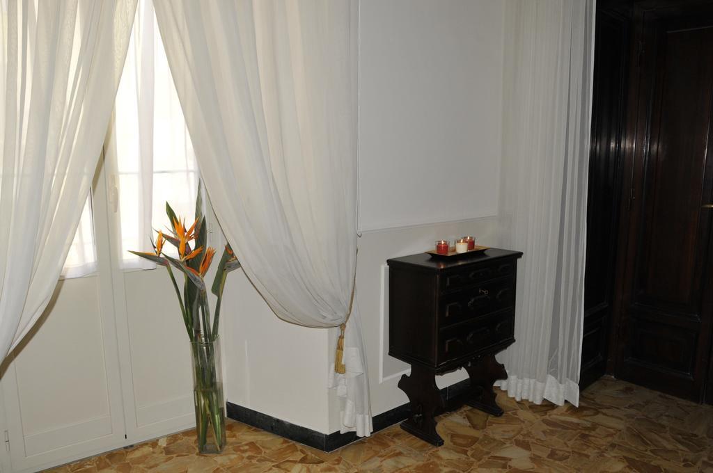 Alibrandi Palace Чивитавекия Стая снимка